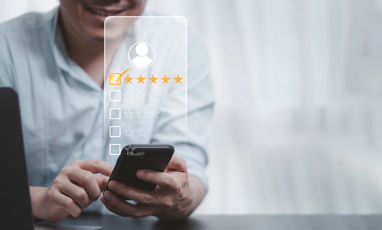 Client donnant son avis sur son smartphone juste après une expérience